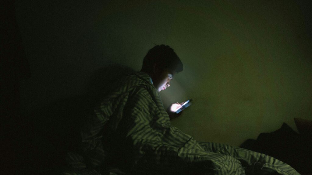 Scroll nocturno redes sociales cerebro sueño melatonina