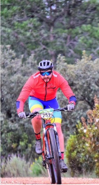Alejandro Ramírez compitiendo en mountain bike
