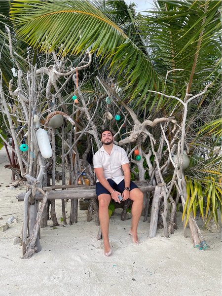 Alejandro Ramírez viajando en playa tropical